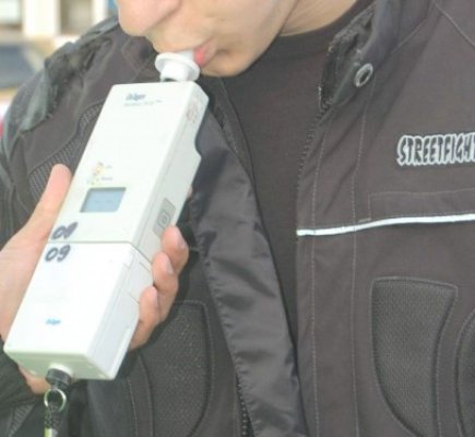 Un șofer aflat sub influența alcoolului a intrat în coliziune cu un vehicul parcat